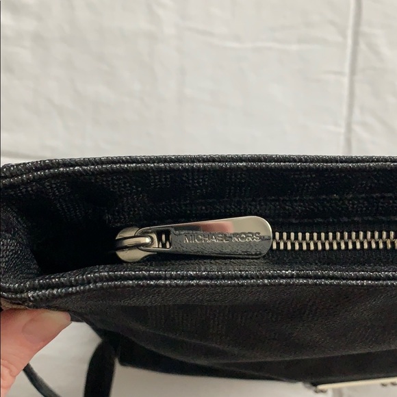 Michael Kors Jet Set Travel Messenger Bag - Picture 8 of 15